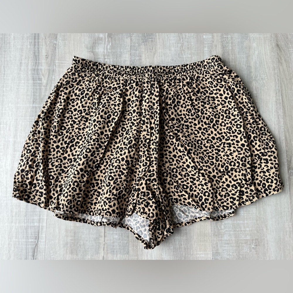FOREVER 21 Leopard Print Elastic Waist Shorts Size Small